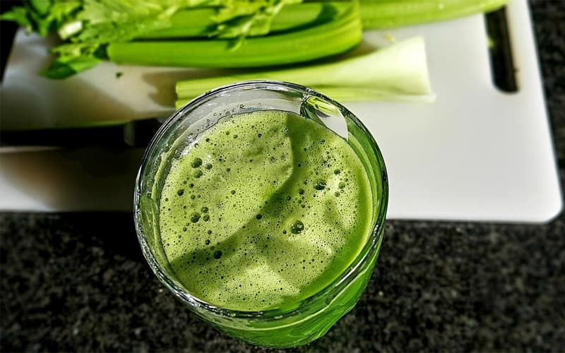 Recept Smoothie řapíkatý celer se špenátem a brokolicí - nejsmoothie.cz